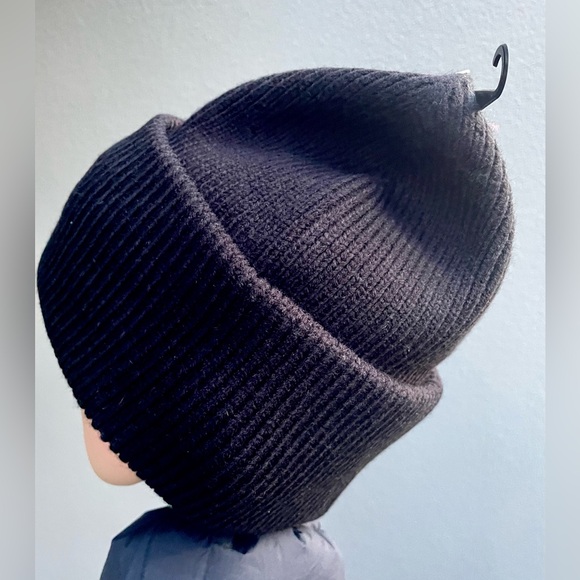 Kurt Geiger Women Black Beanie.
NWT - Picture 16 of 17